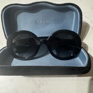 Gucci Elegant Black Oversized Sunglasses
